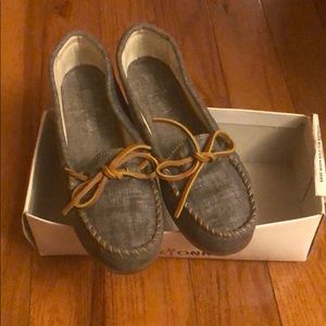 Like New - Minnetonka Wmns 7.5 Light Wash Black